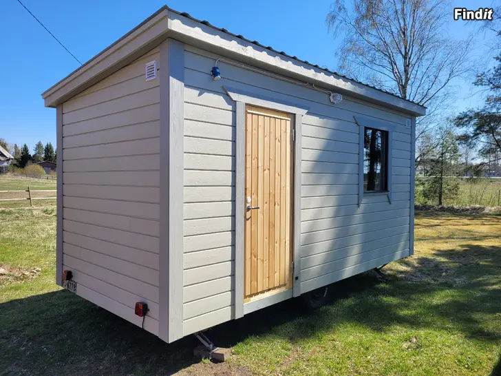 Myydään Autolla vedettävä uusi sauna