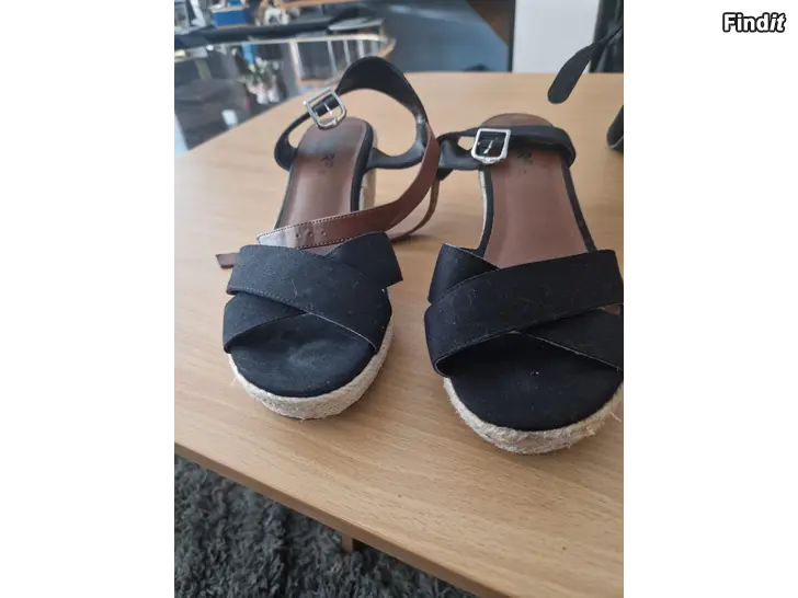 Säljes Skor st 39 . . . . . . . 