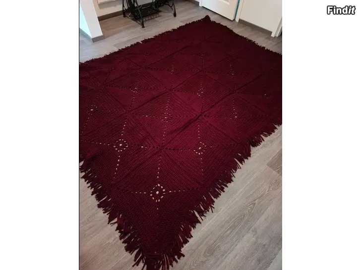 Myydään Iso virkattu matto