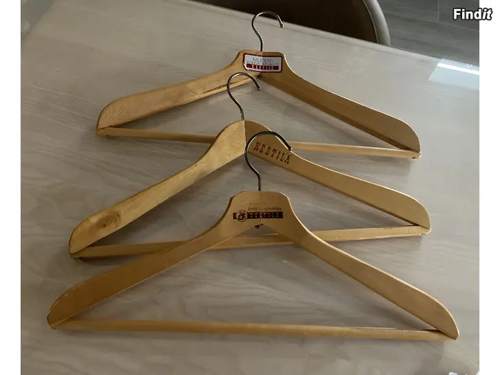 Säljes Tre stycken Kestiläs retro klädhängare i trä