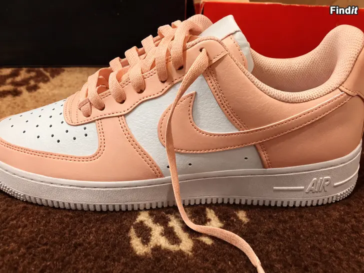 Säljes NIKE AIR FORCE 1 07 naisten kengät, alkuperäinen nahkamalli, uudet