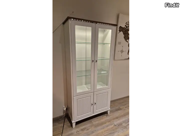 Myydään Vitrinskåp