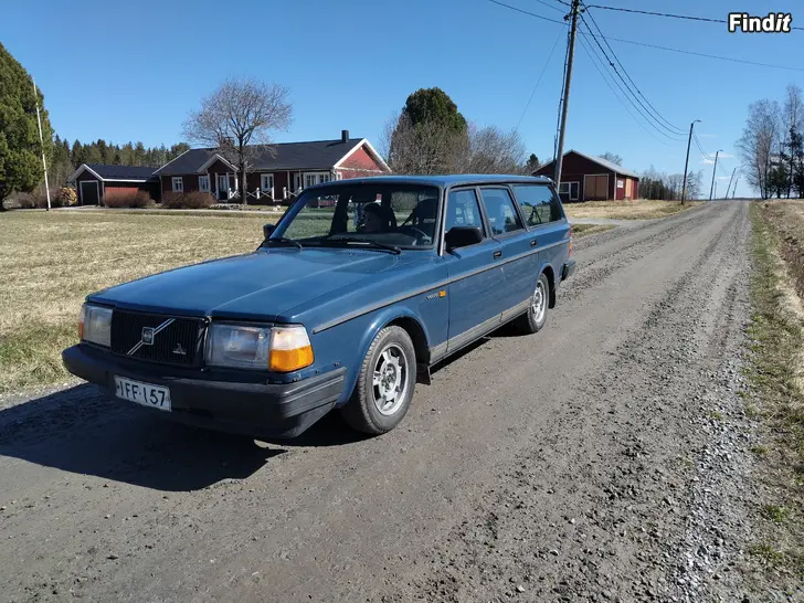 Myydään Volvo 245