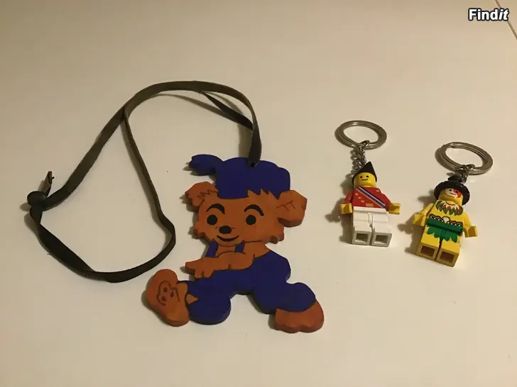 Säljes Bamse i trä på läderband, 2 st Lego nyckelringar