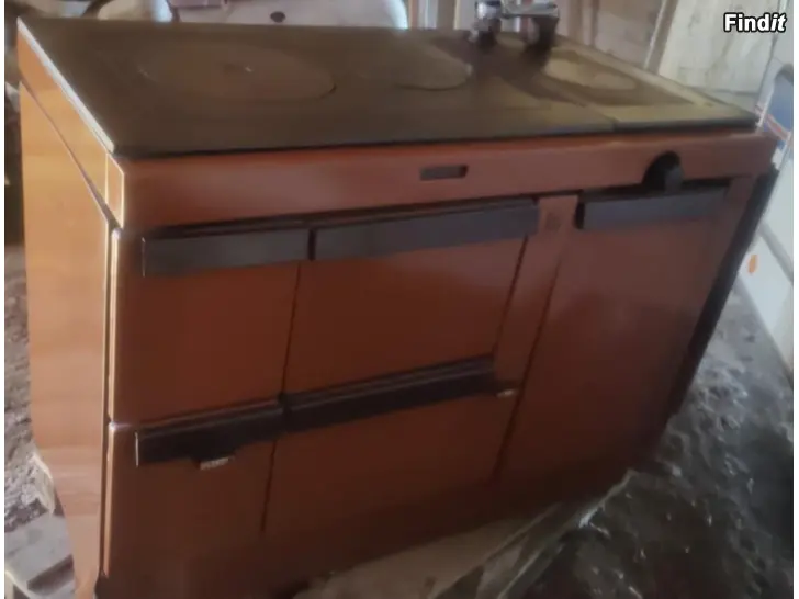 Myydään Vesikiertoinen LEINO 15 kw uuniliesi kahdella polttopesällä