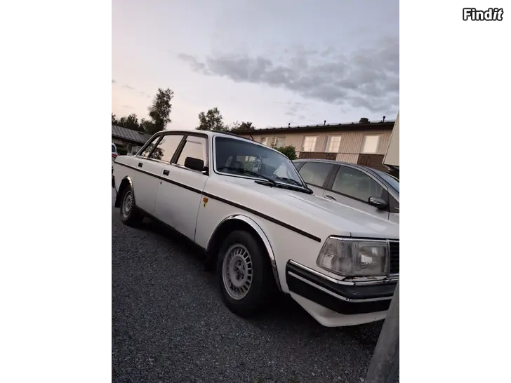 Myydään Volvo 240