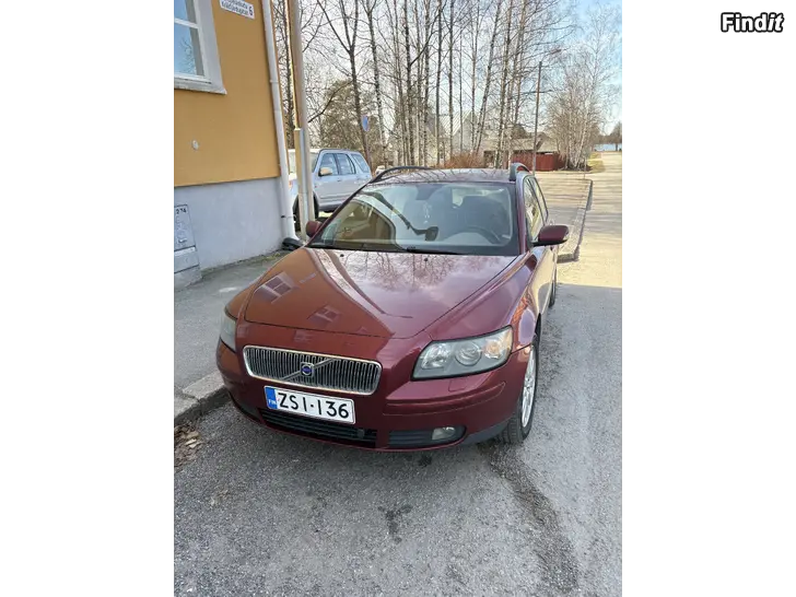 Myydään Volvo v50 2.4