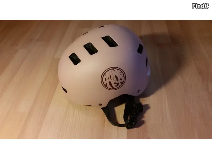 Myydään HANGTEN kypärä 51-54 size S skatehelmet 6e