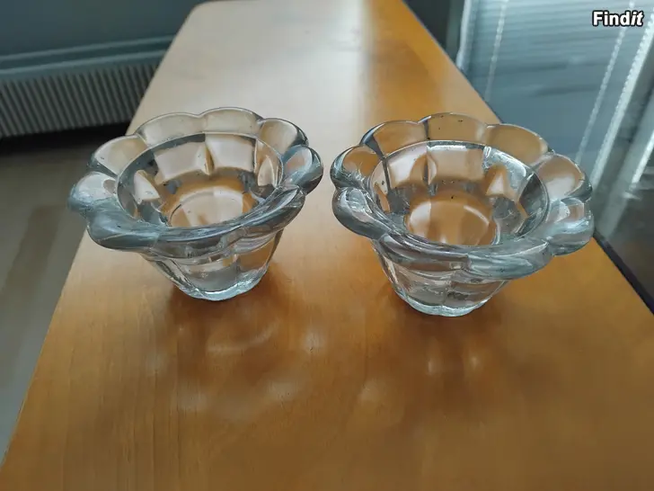 Myydään Tuikkuja ja kynttilän jalkoja