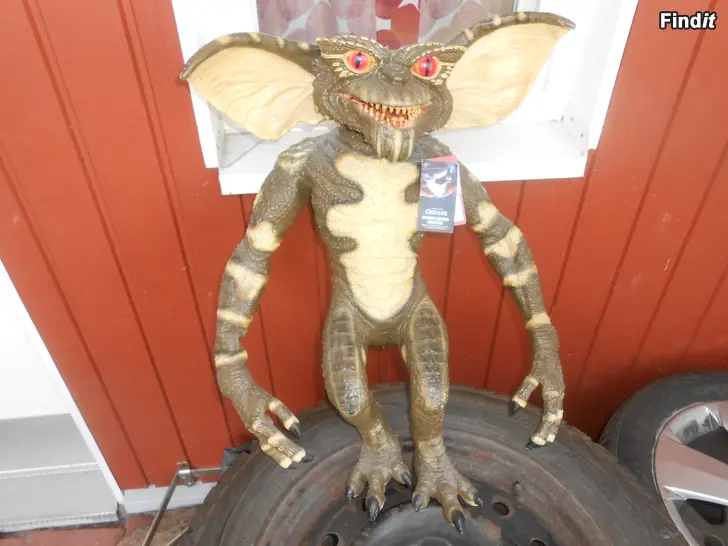 Myydään evin gremlin puppet prop