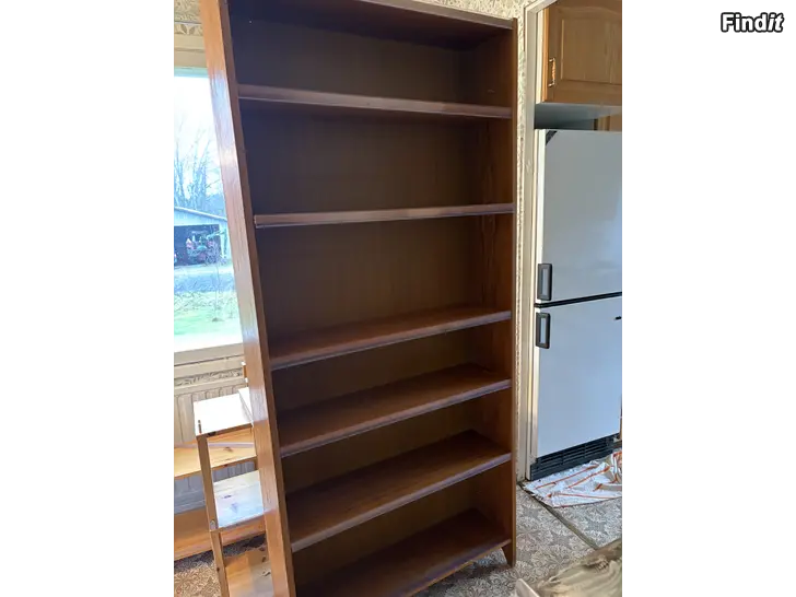 Säljes hyllor och skåp med jalusidörrar