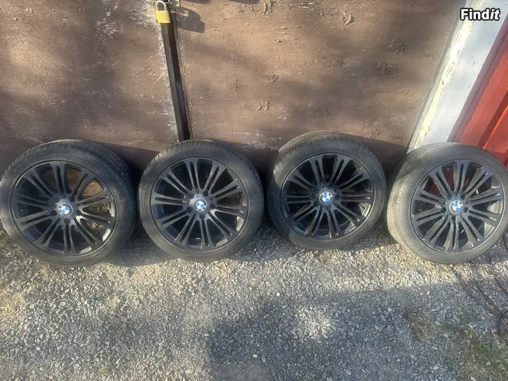 Myydään Bmw alumiinivanteet kesärenkailla