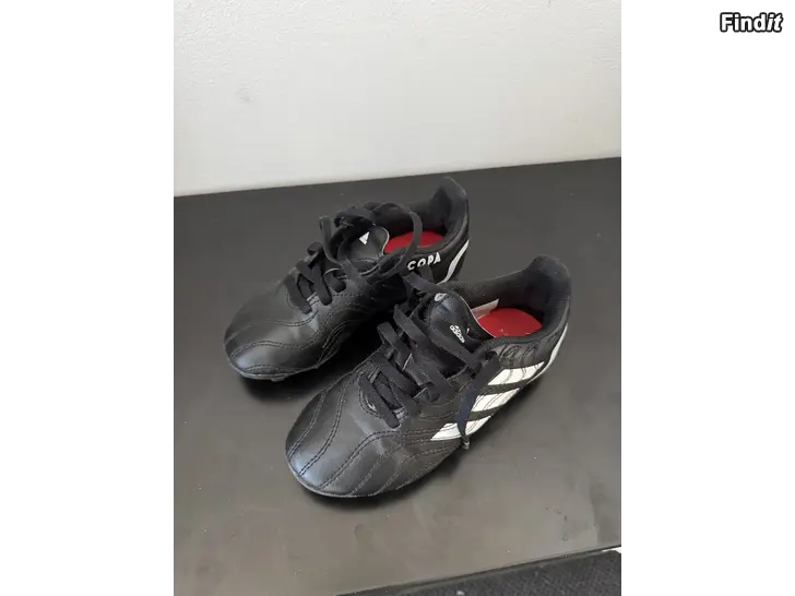 Säljes Adidas fotbollsskor strl 29