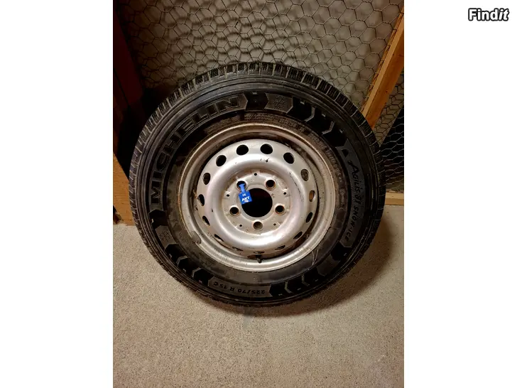 Myydään Michelin C-pakettiauton nastarenkaat 225/70R15 Jako 5x130