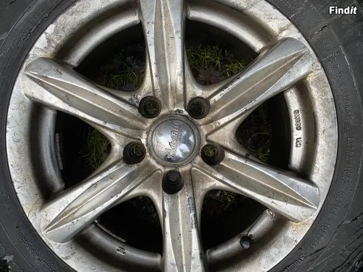 Myydään Volvon 15 nastarenkaat