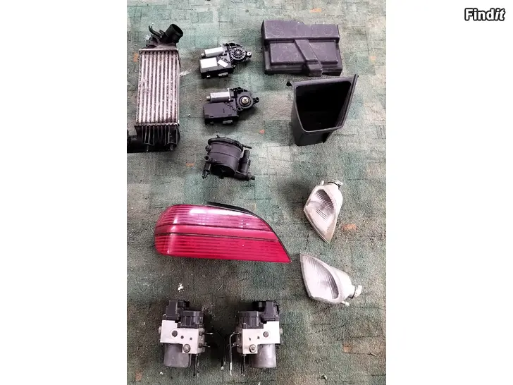 Myydään Akkukotelonkanssi takakonttiin laatikko takaumpio