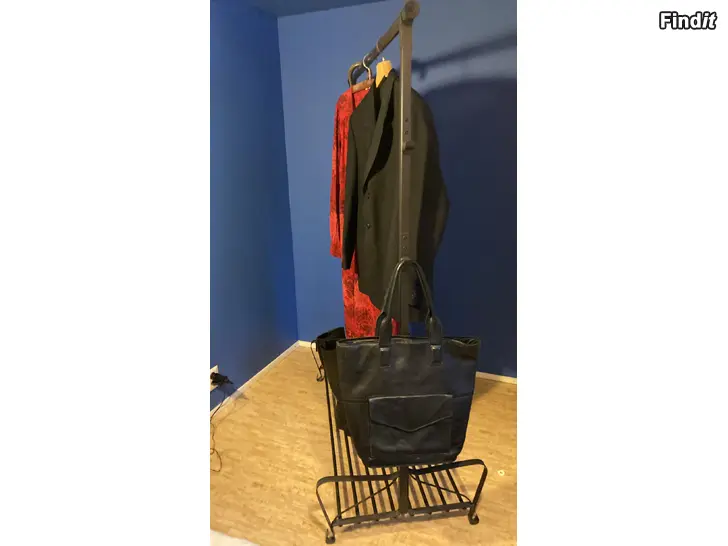 Säljes Fristående klädställning