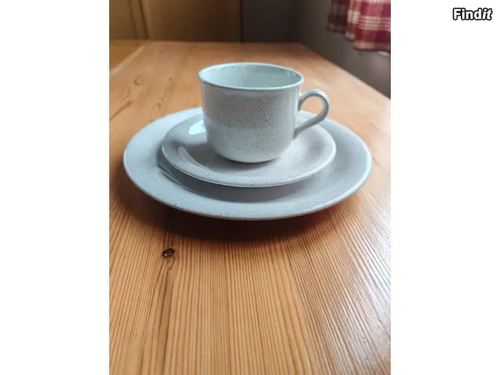 Säljes 12 kaffekoppar med tefat och assiett