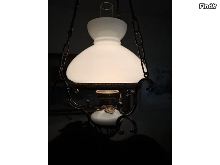 Säljes Fin lampa med vit glaskupa