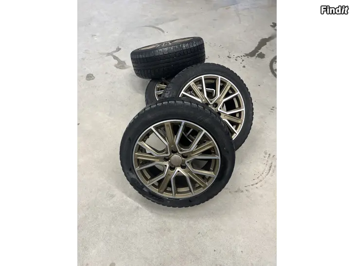 Säljes 245/45-18 åt mercedes