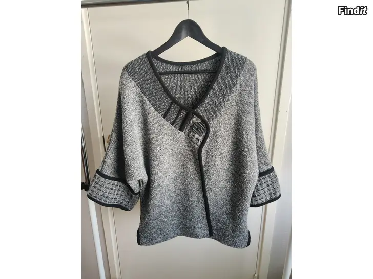 Myydään Naisten neuletakki, koko L