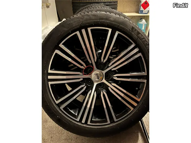 Säljes Volvo original 18 + Michelin Primacy 4