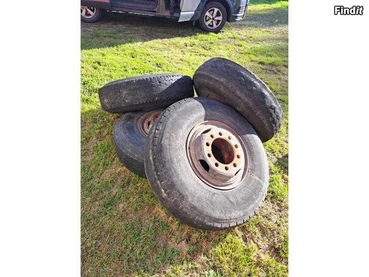 Säljes Däck  fälgar till traktorkärra
