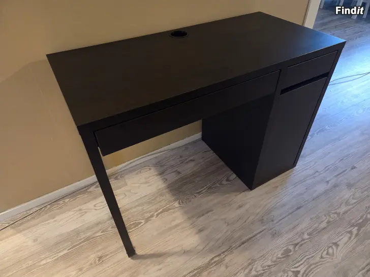Säljes IKEA Micke skrivbord i bra skick