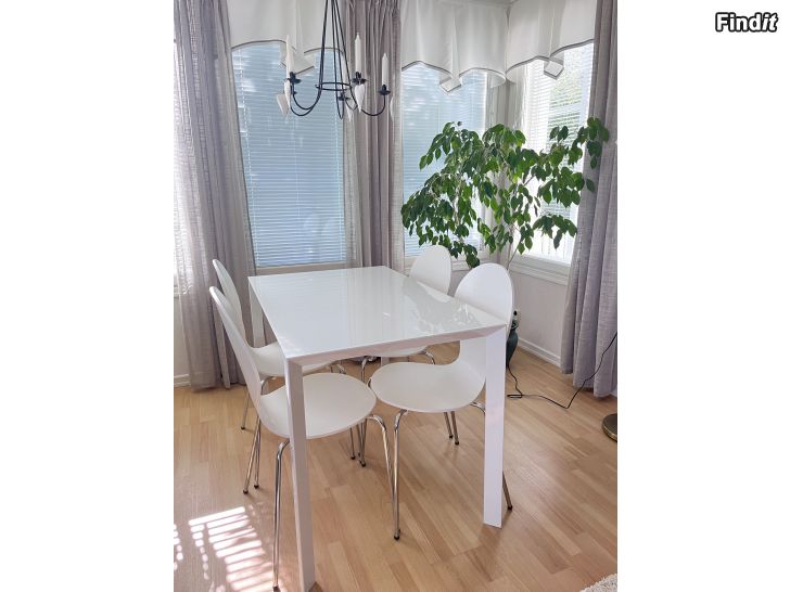 Säljes Bord + 4 stolar