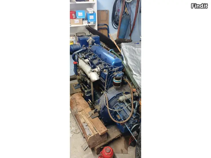 Myydään Valmet 411 båtmotor med Borg warner växellåda