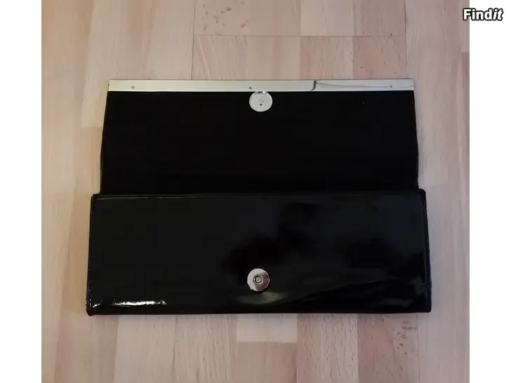 Myydään Musta kiiltävä kirjekuorilaukku juhlalaukku 3e