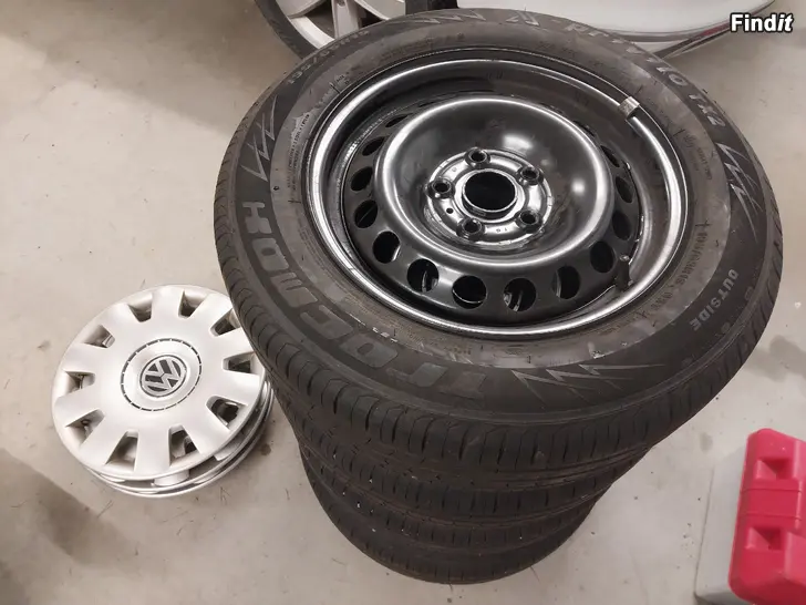 Säljes VW plåtfälgar och navkapslar
