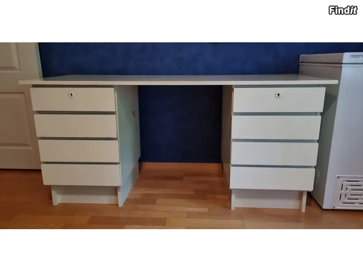 Säljes Stort stabilt skrivbord