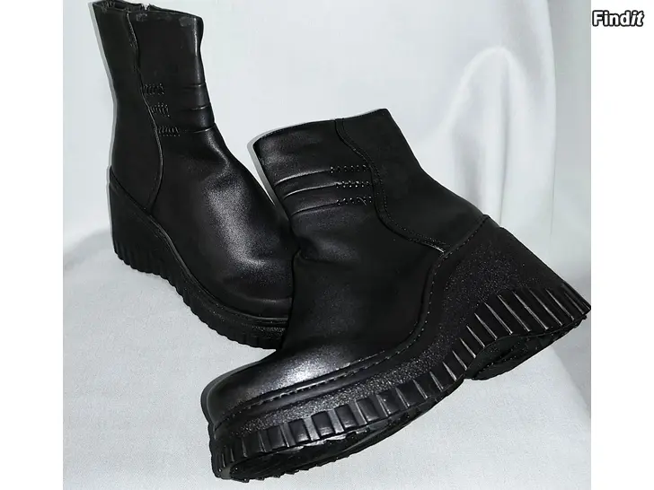 Säljes Kasa tyylikkäitä käyttämättömiä korkosaapikkaita. No nyt on halapaa..