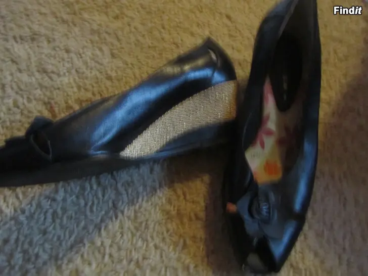 Myydään Uudet mustat kengät Caressa, aitoa nahkaa, koko 38 5