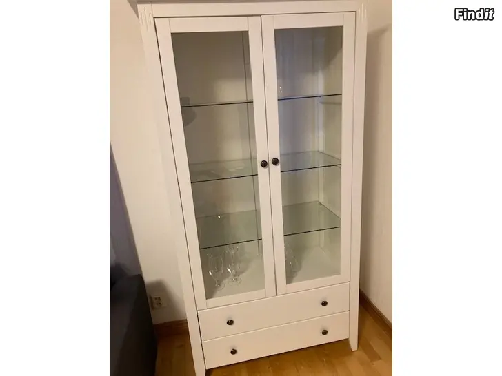 Säljes Vitrinskåp och vardagsrumsbord