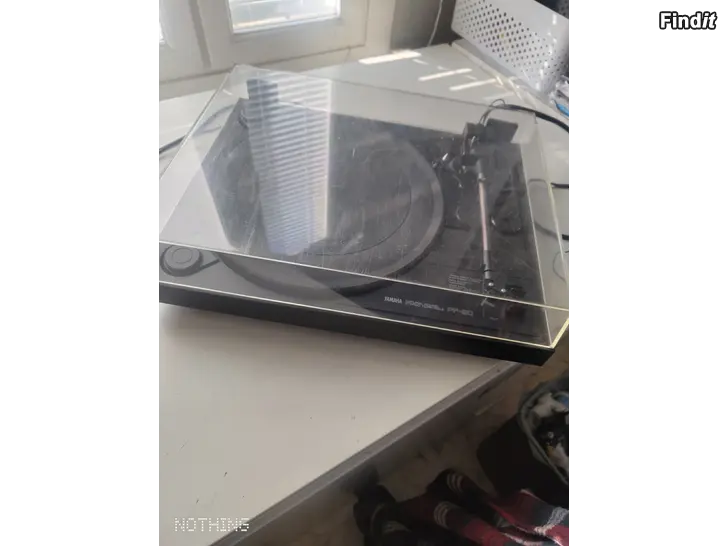 Myydään YAMAHA LEVYSOITIN