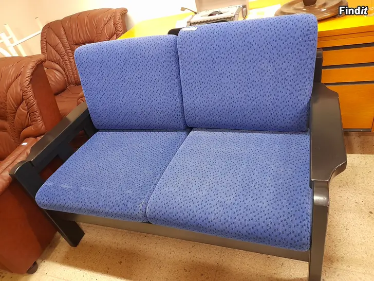 Säljes 2 personers Träsoffa med blåtttyg