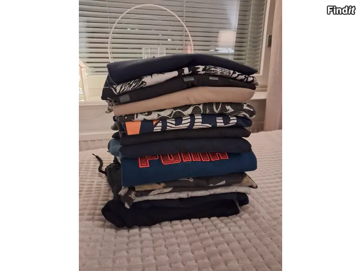 Säljes klädpaket / vaatepaketti 134/140cm