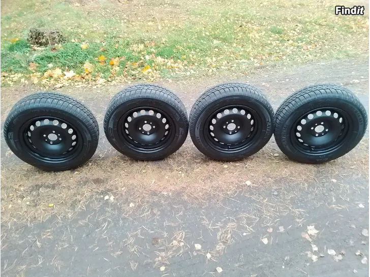Myydään Fiat 14 Tuumaa Nastarenkaat