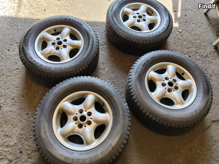 Säljes Land Rover Freelander 16 originalfälgar + Sailun Ice Blazer vinterdäck