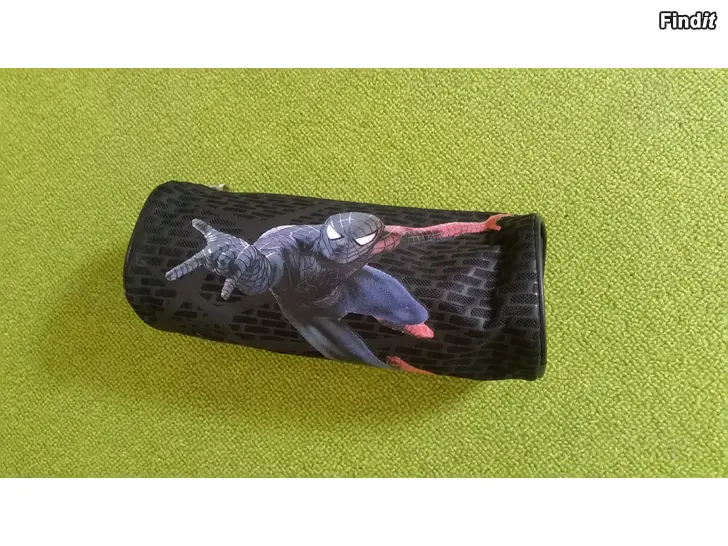Myydään Spiderman musta penaali 22x8x8cm  -hinta 3e