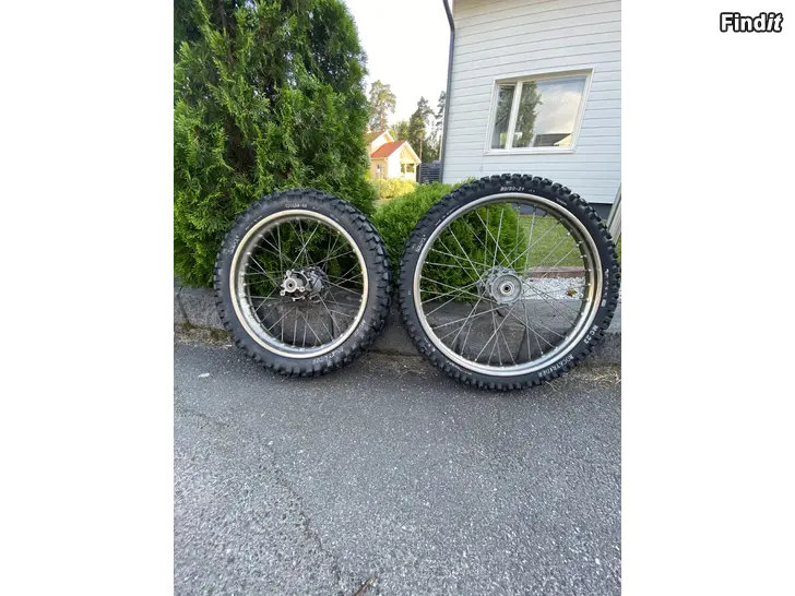 Myydään Mopon vanteet renkaineen