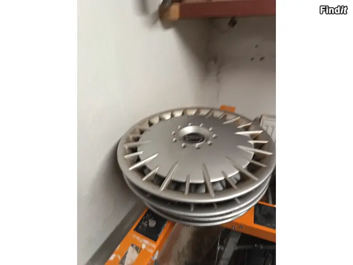 Myydään Volvon kapselisarja  15 tuuman