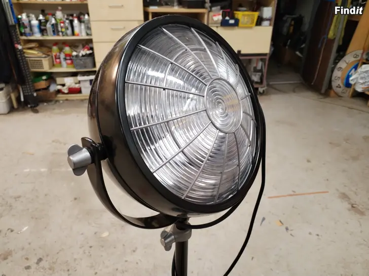 Myydään Jalkalamppu