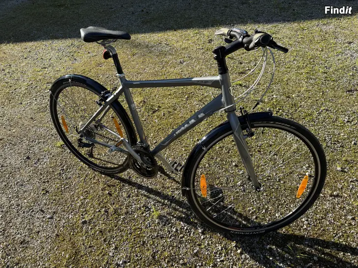 Säljes TREK cykel med Alpha Aluminum ram, utrustad med Bontrager och Shimano komponenter