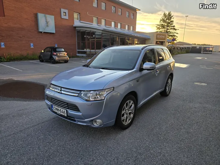 Säljes Mitsubishi outlander Bensin/Laddhybrid Nybesiktad