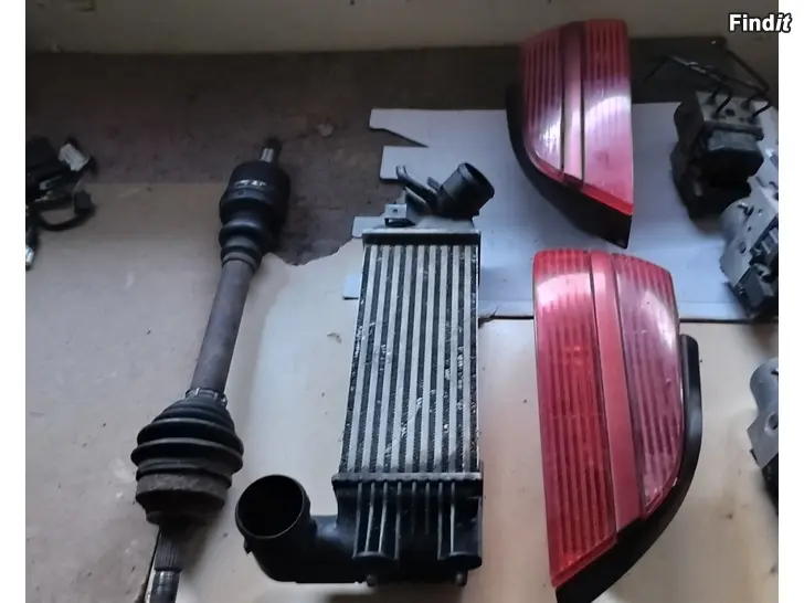 Myydään Vetoakseli vasen takaumpio