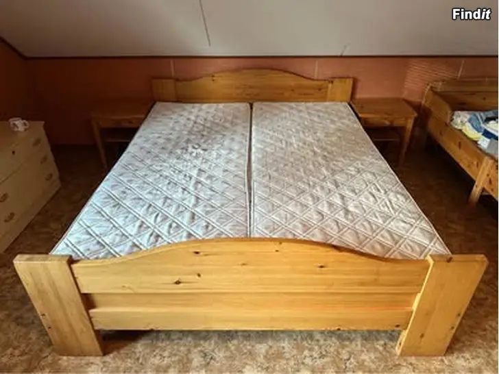 Säljes Säng + madrasser o sängbord