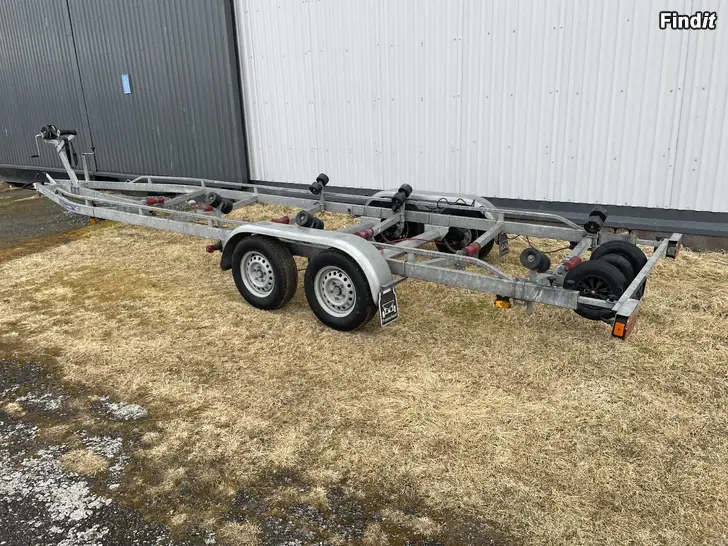 Myydään Venetraileri 844cm x 230cm 2000kg